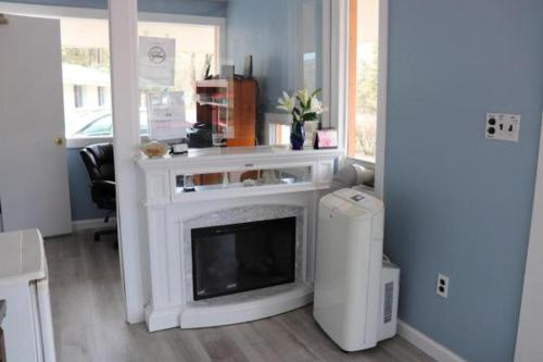 a living room with a fireplace in a room at Hitching Post Motel in Cornwall