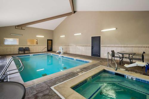 una gran piscina con una mesa y sillas alrededor en Best Western Plus Landmark Hotel en Ballard