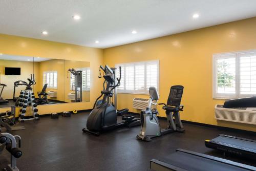 Fitness centrum a/nebo fitness zařízení v ubytování Best Western Plus Landmark Hotel