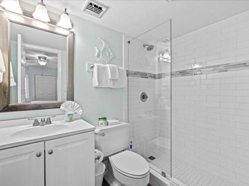 een witte badkamer met een toilet en een douche bij Holiday Surf and Racquet Unit 307 in Destin