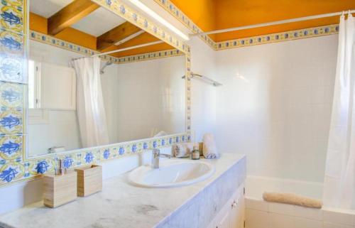 y baño con lavabo y espejo. en "PARAÍSO 14" Espectacular casa con terrazas, piscina y vistas al mar, en Son Xoriguer