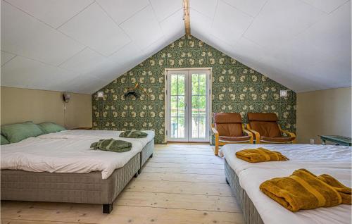 En eller flere senge i et værelse på Cozy Home In Karlskrona With House A Panoramic View