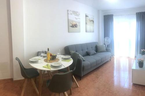 un soggiorno con divano e tavolo con sedie di Apartamento Veronika ad Arrecife