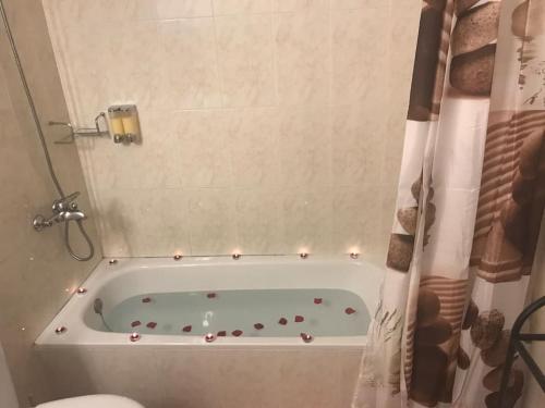 y baño con bañera con velas. en Apartamento Veronika en Arrecife