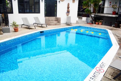 Bazén v ubytování Hotel Posada El Rey Sol nebo v jeho okolí