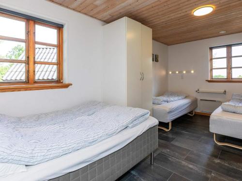 Un pat sau paturi într-o cameră la Four-Bedroom Holiday home in Roslev 2
