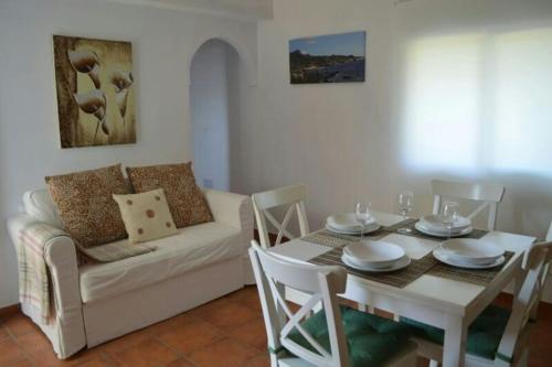 - un salon avec une table et un canapé blanc dans l'établissement Casita del Mar a pie de playa, à Tarifa