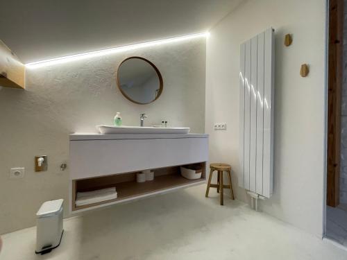 baño con lavabo y espejo en la pared en Skyloft Boutique Apartment Adults only, en Moravská Ostrava