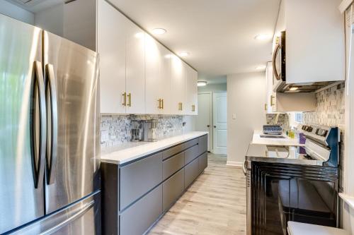 Η κουζίνα ή μικρή κουζίνα στο Tree-Lined Indianapolis Home about 10 Mi to Downtown!