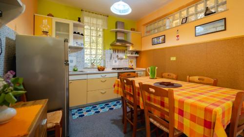 een keuken met een tafel en een koelkast bij Apartment David in Tršće
