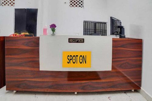 een receptie in een kantoor met houten vloeren bij OYO Hotel Rudraksh Residency in Bhilai