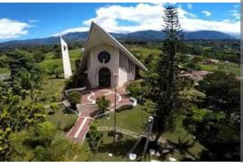 una vista aérea de una iglesia con una torre blanca en Casa las palmas, 