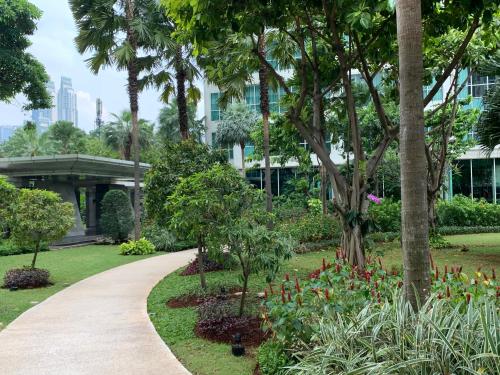 Κήπος έξω από το 2BR Fully furnished Apartment at Setiabudi Sky Garden Kuningan
