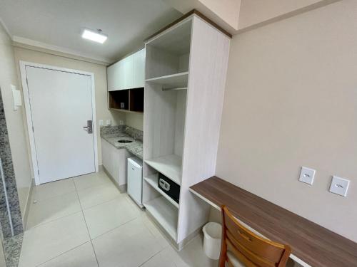a small kitchen with a door to a room at Spazzio diRoma com acesso ao Acqua Park, Splash e Slide in Caldas Novas
