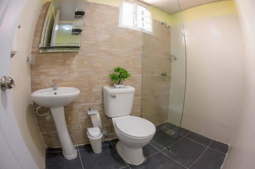 a bathroom with a toilet and a sink at Hotel La Playa in Santa Cruz de Barahona