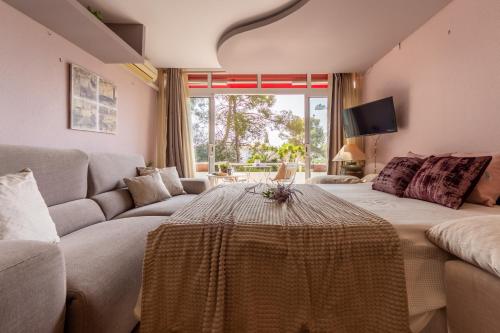 ein Wohnzimmer mit Sofa und Tisch in der Unterkunft Acogedor Bungalow Park Florimar in Tarragona