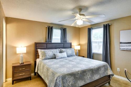 - une chambre avec un lit et un ventilateur de plafond dans l'établissement Florida Escape with Pool, Near Beaches and Kayaking!, à Daytona Beach