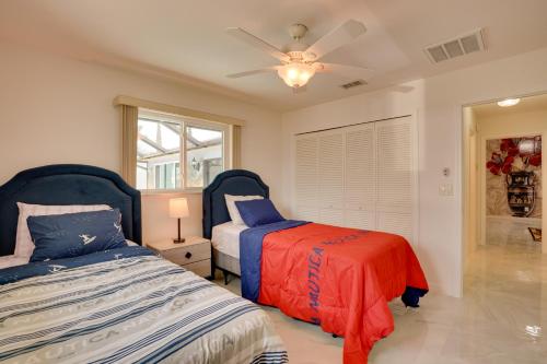 Postel nebo postele na pokoji v ubytování 2 Mi to Golfing Cape Coral Home with Pool and Lanai
