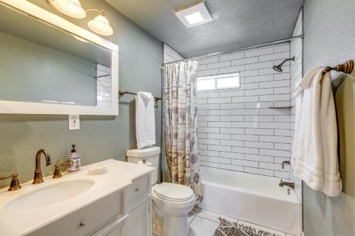 Pet-Friendly Phoenix Vacation Rental Near Downtown في فينكس: حمام مع حوض ومرحاض وحوض استحمام