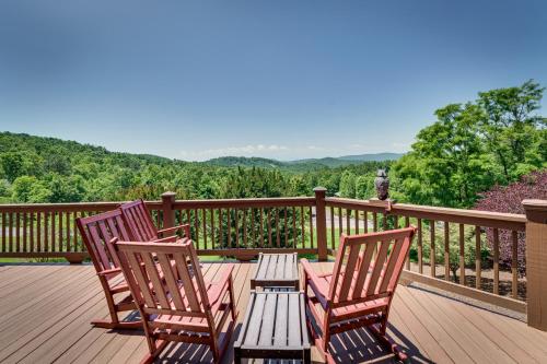 NeboにあるHot Tub and Game Room Spacious Nebo Cabin!の山々の景色を望むデッキ(椅子3脚付)