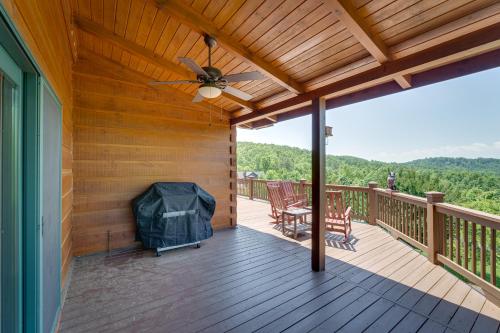 Hot Tub and Game Room Spacious Nebo Cabin!にあるバルコニーまたはテラス