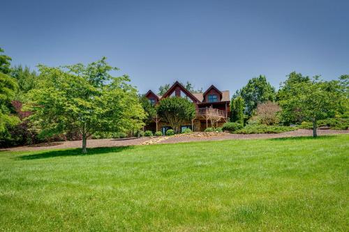 Hot Tub and Game Room Spacious Nebo Cabin!にある庭