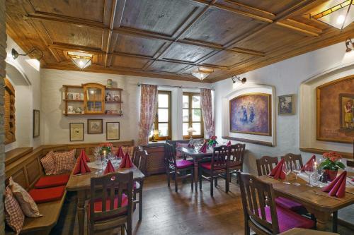Restoran või mõni muu söögikoht majutusasutuses Der Obere Wirt zum Queri