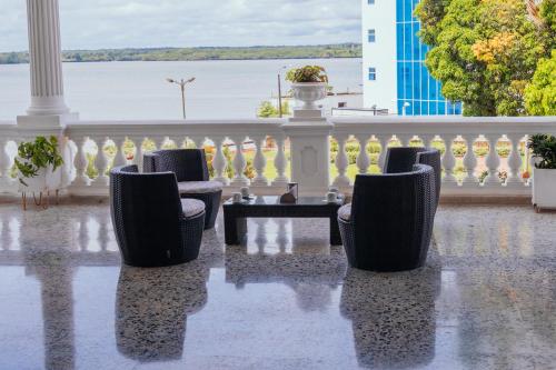 een patio met stoelen, een tafel en een hek bij Hotel Estación by Destino Pacifico in Buenaventura