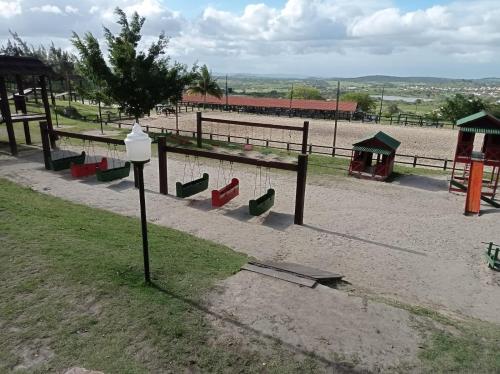 Kawasan permainan kanak-kanak di Flat Monte Castelo Gravatá