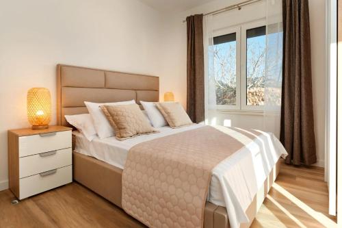 - une chambre avec un grand lit et une fenêtre dans l'établissement Luxury villa with a swimming pool Rat, Omis - 21548, à Dugi Rat