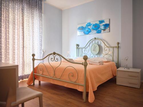 アローナにあるCasa Ierardi - Appartamento Aronaのベッドルーム1室(オレンジ色の毛布付きのベッド1台付)