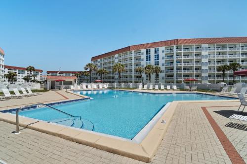 a large swimming pool in front of a building at Luxury 1-bdrm Studio. 2 Pools/Sauna/Hot Tub/Beach in Fort Walton Beach