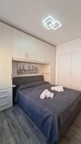 1 dormitorio con 1 cama grande y 2 almohadas en GORIZIA STYLE HOME, en SantʼAntìoco