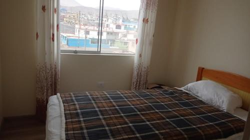 1 dormitorio con cama y ventana con vistas en Apartamento Costa Ilo, en Ilo