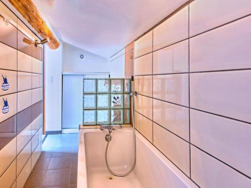 een badkamer met een douche en een bad bij Saint-Victor House in Pernes-les-Fontaines