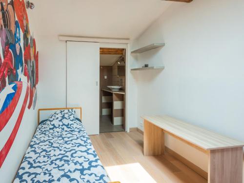 een kleine kamer met een bank en een kast bij Saint-Victor House in Pernes-les-Fontaines