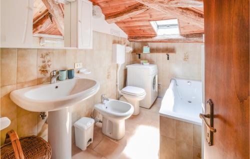 ein Badezimmer mit einem Waschbecken, einem WC und einer Badewanne in der Unterkunft Nice Home In Lusiana With Kitchen in Lusiana