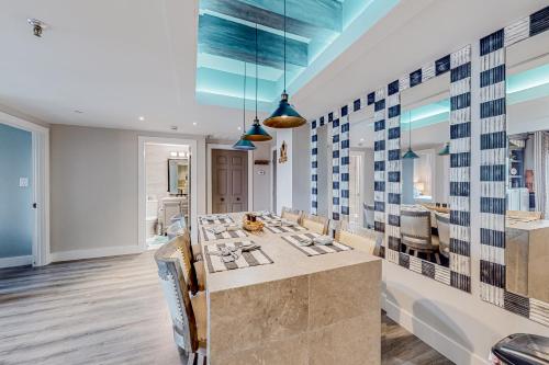 - une cuisine avec une grande île dans une chambre dans l'établissement Sugar Top 2620, à Sugar Mountain