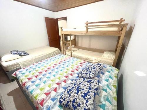 HERMOSO APARTAMENTO EN SANTA MARTA في سانتا مارتا: غرفة صغيرة بسريرين وسرير بطابقين
