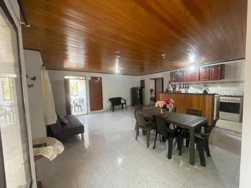 cocina y sala de estar con mesa y sillas en HERMOSO APARTAMENTO EN SANTA MARTA, en Santa Marta