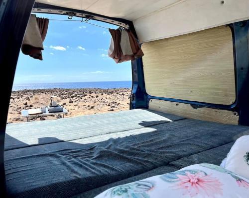 - Vistas a la playa desde el interior de una caravana en Discovery Tenerife, en San Miguel de Abona