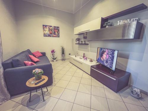 a living room with a couch and a tv at La casa di Emma in Terni