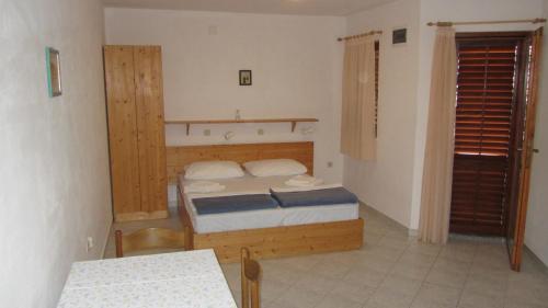 Säng eller sängar i ett rum på Dvor Maraca bell tower apartments