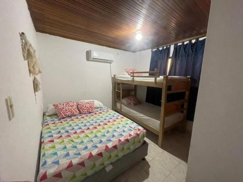 a small bedroom with a bed and a bunk bed at oportunidad hermoso apartamento en santamarta 2b in Santa Marta