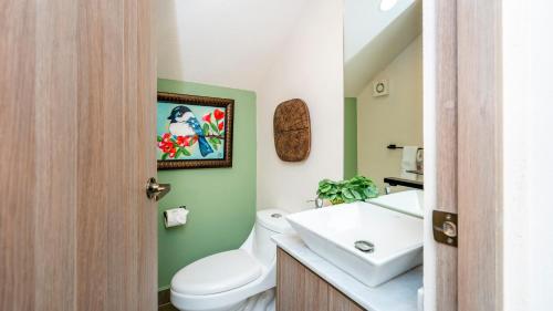 uma casa de banho com um WC branco e um lavatório. em Experience San Miguel Nestled in Nueva Escondida em San Miguel de Allende