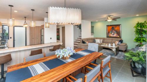 Χώρος καθιστικού στο HOLT Nueva Escondida 3BR - Pool, Parking & Patios