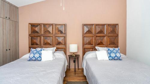 Duas camas sentadas uma ao lado da outra num quarto em Experience San Miguel Nestled in Nueva Escondida em San Miguel de Allende