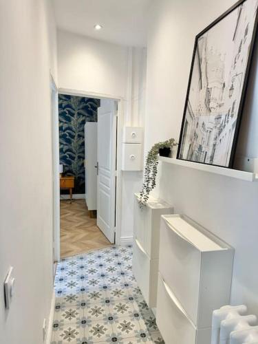 un couloir avec une chambre dotée de murs blancs et d'un sol dans l'établissement Magnifique appartement moderne - Clim & Wifi, à Nice