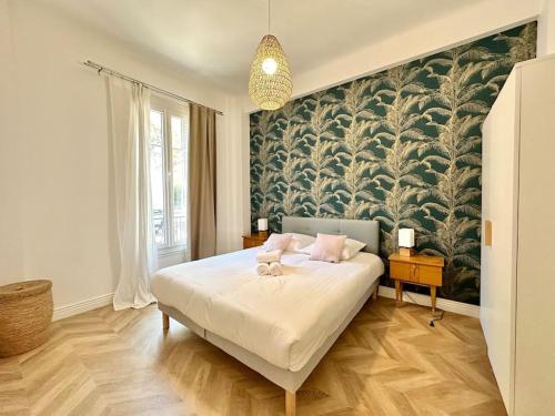 - une chambre avec un grand lit et une fresque murale dans l'établissement Magnifique appartement moderne - Clim & Wifi, à Nice