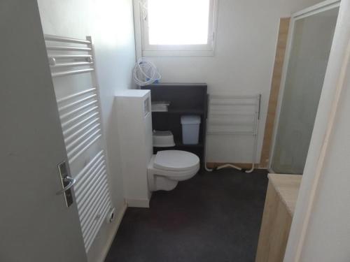 Koupelna v ubytování Maison Notre-Dame-de-Monts, 5 pers, jardin, proche plage - FR-1-540-269